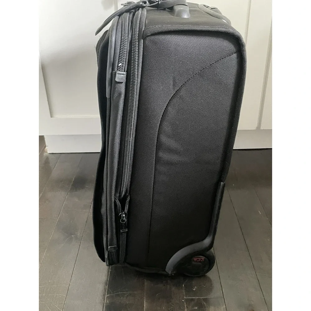 Tumi Carry On Luggage SuitCase Black Business Travel Men Expandable